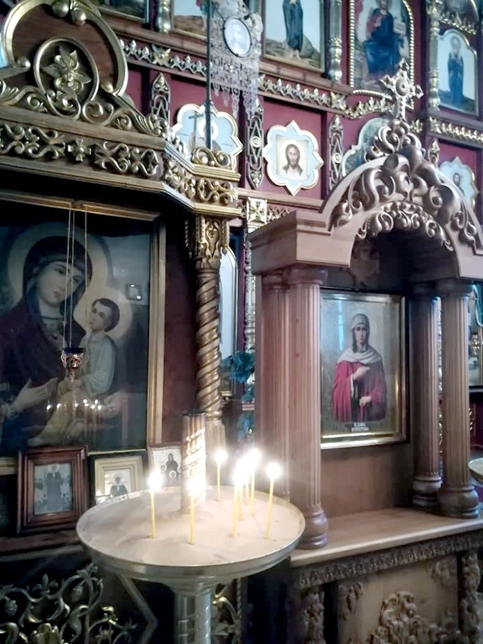 Храм святых апостолов Петра и Павла в Салаире внутреннее убранство.jpg Храм святых апостолов Петра и Павла в Салаире внутреннее убранство.jpg