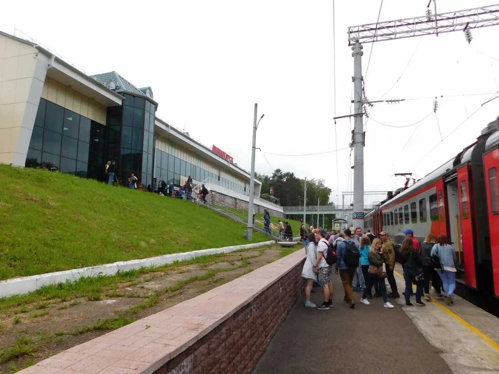Электричка прибыла в Дивногорск. В ней немало народу "туристского вида". DSCN2084.JPG