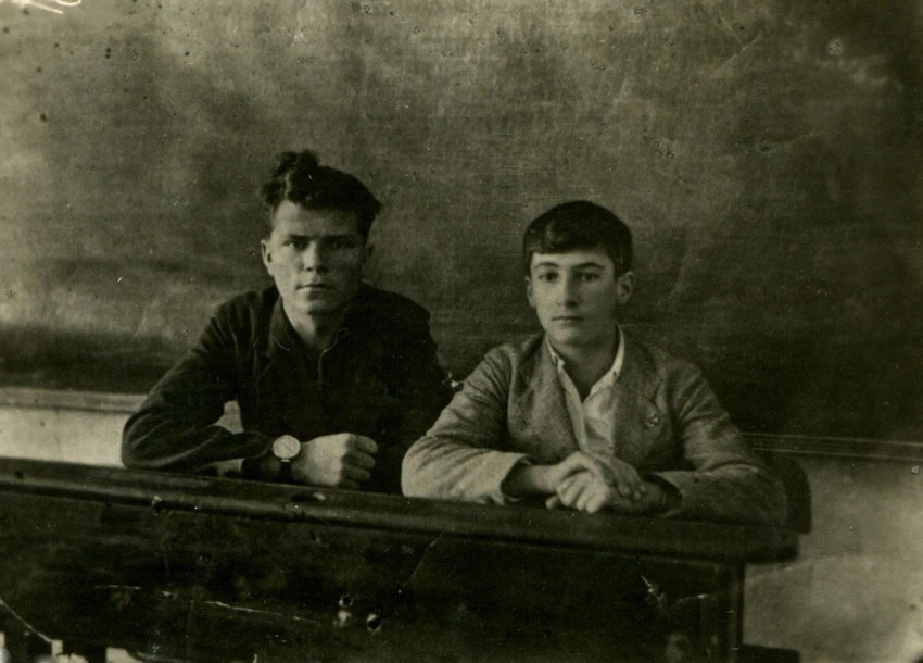 VF_6769-3._Fotografiya._Belinskij_E.S._sprava_v_klasse__za_partoj_s_odnoklassnikom_v_Severo-Enisejskoj_shkole._Konec_1930-h_gg._2.jpg VF_6769-3._Fotografiya._Belinskij_E.S._sprava_v_klasse__za_partoj_s_odnoklassnikom_v_Severo-Enisejskoj_shkole._Konec_1930-h_gg._2.jpg