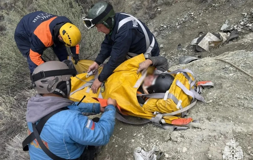 В Туве водитель чудом выжил после падения УАЗа с почти километрового обрыва
