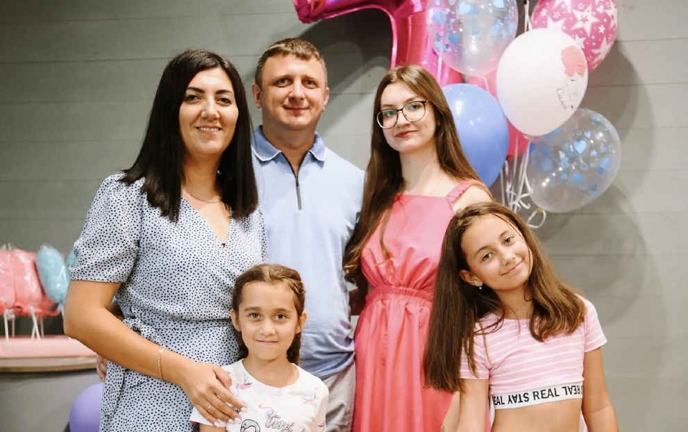 «Быть отцом — значит подавать хороший пример»: многодетный папа о воспитании дочерей