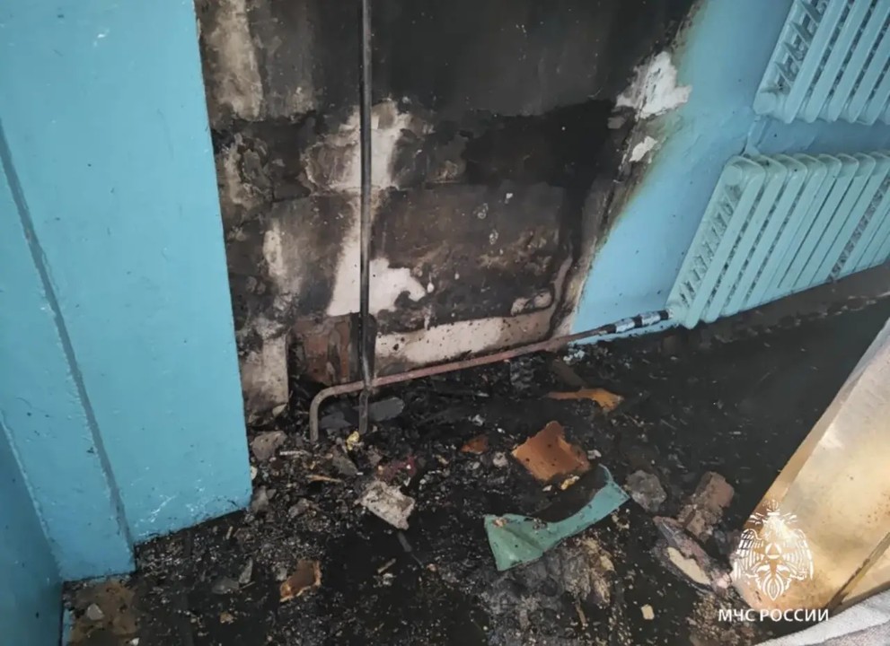 Двух человек спасли из горящего дома в Иркутской области