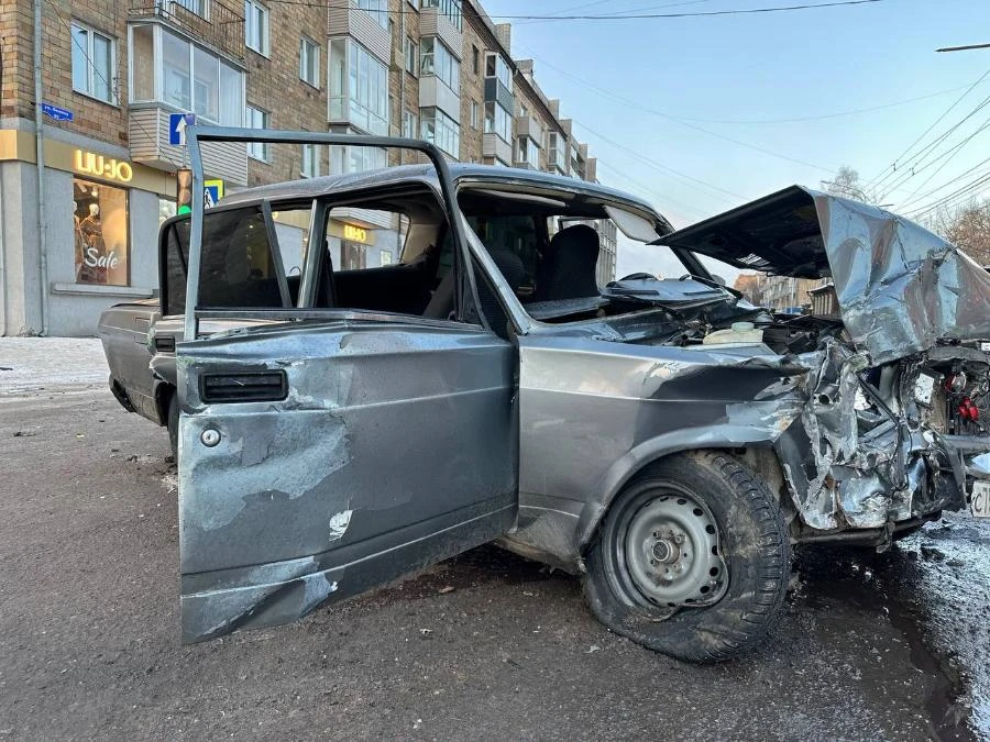В Красноярске несовершеннолетний водитель, удирая от полиции, врезался в автобус