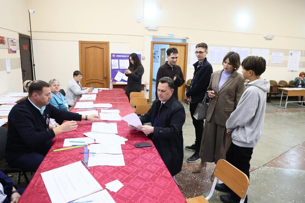 Глава Красноярска на выборы пришёл с семьёй