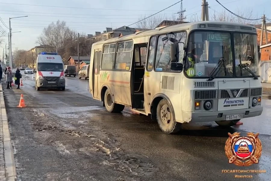 В Иркутске нетрезвый пешеход упал под автобус