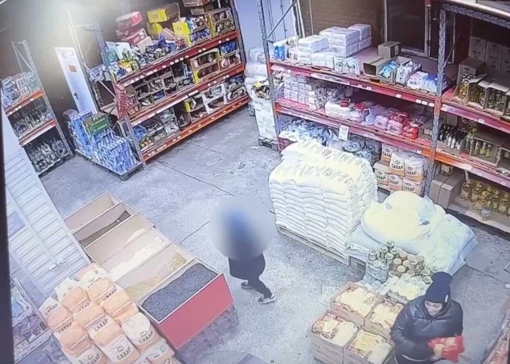 В Красноярском крае взрослые учили ребёнка воровскому делу