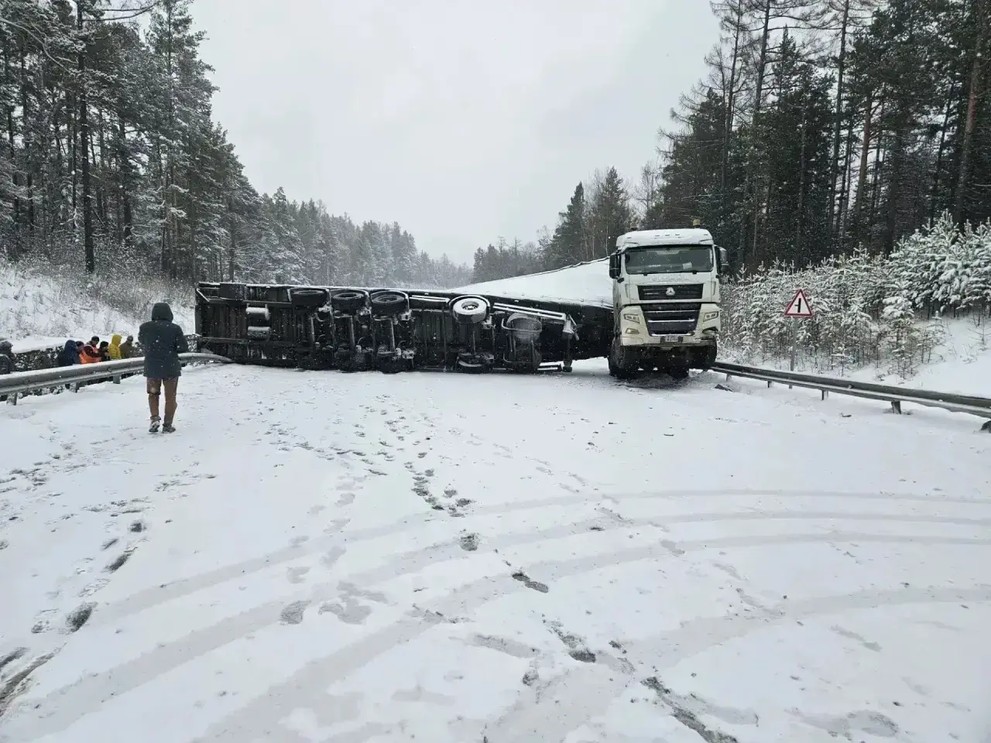 В Приангарье перекрыли трассу «Байкал» из-за опрокинувшегося грузовика