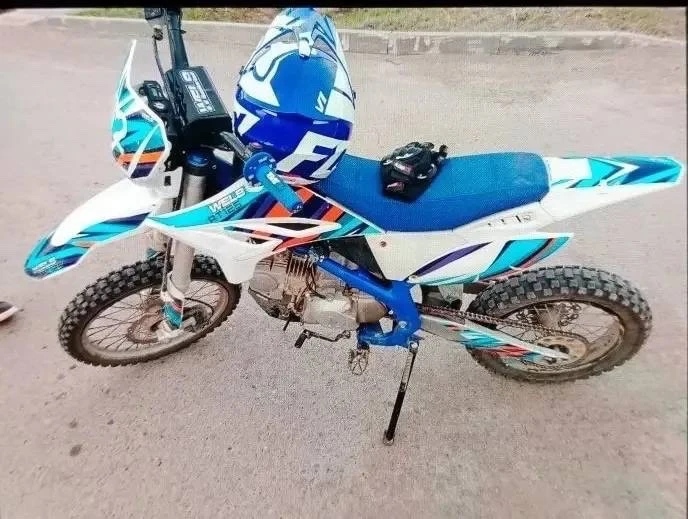 В Красноярском крае инспекторы остановили 15-летнюю девочку на питбайке