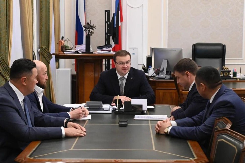 Развитие железнодорожной инфраструктуры обсудили губернатор Омской области и глава Западно-Сибирской железной дороги