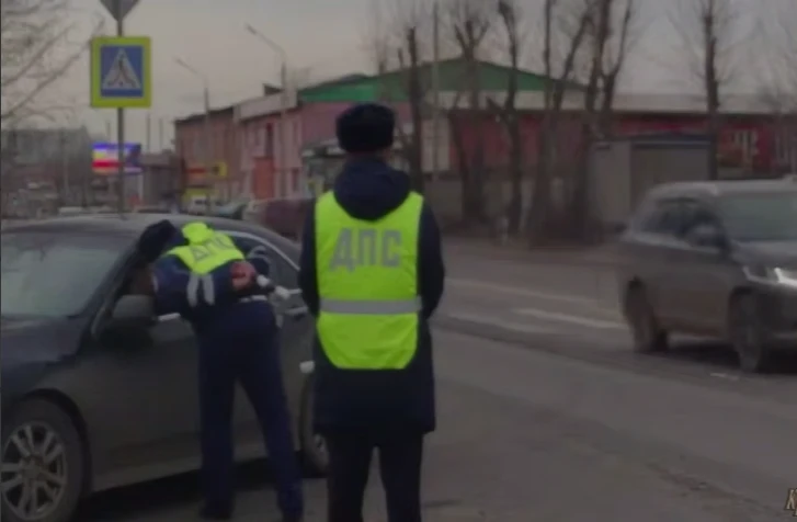 В Красноярске дорожные полицейские помогли быстро доставить ребёнка в больницу