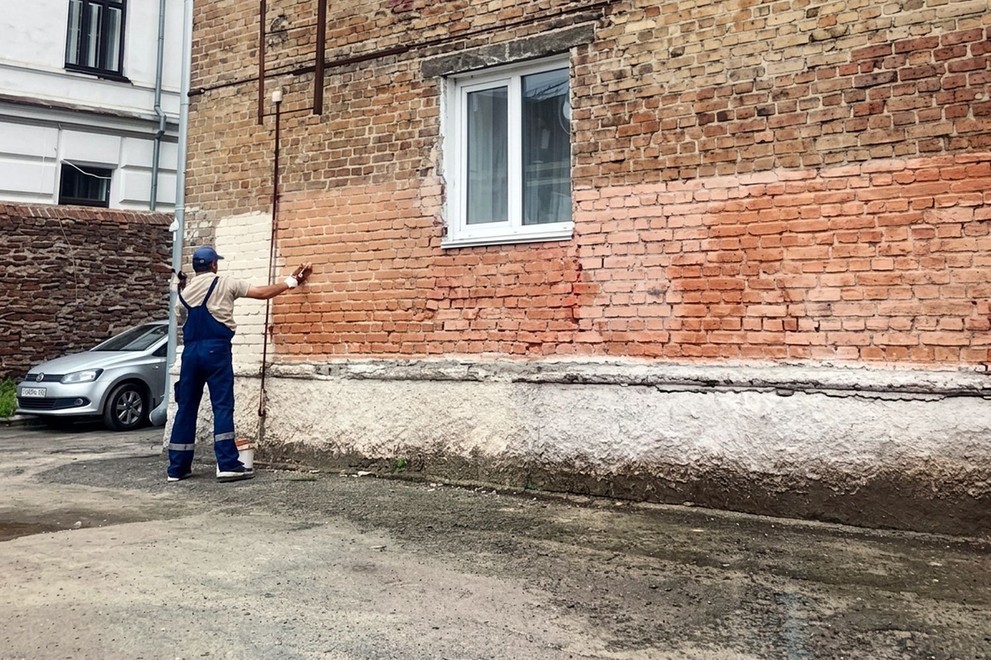 УК и ТСЖ Центрального района Красноярска устраняют вандальные надписи