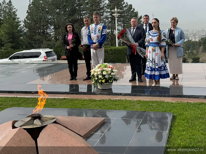 Делегация Алтайского края посетила Парк Победы в Душанбе  
