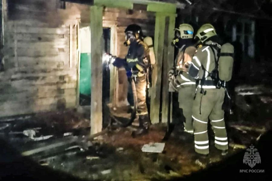 В Омске во время тушения пожара в заброшенном доме обнаружено тело женщины