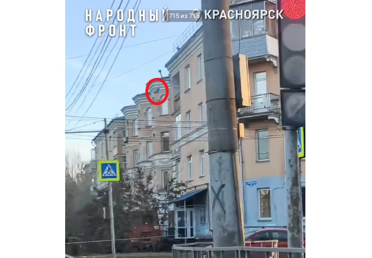 В Красноярске мешки с мусором рабочие скидывали прямо с крыши в грузовик