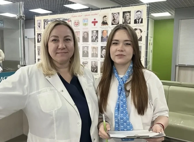 Студенты в Хакасии помогают пациентам городской поликлиники