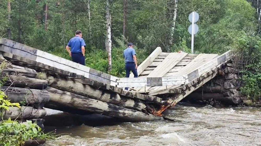 В Республике Алтай пострадал мост, соединяющий сёла 