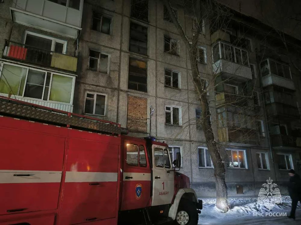 В Абакане из общежития, охваченного пожаром, были эвакуированы 50 человек
