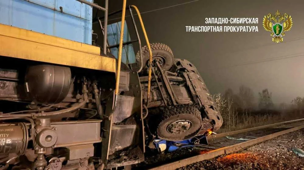 Секунды до удара: в Кемеровской области поезд протаранил фуру