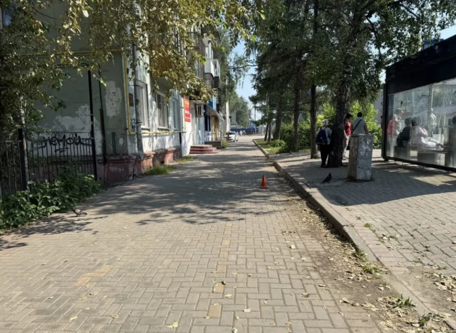 В Томске ищут самокатчика, сбившего маленькую девочку во время прогулки с мамой 