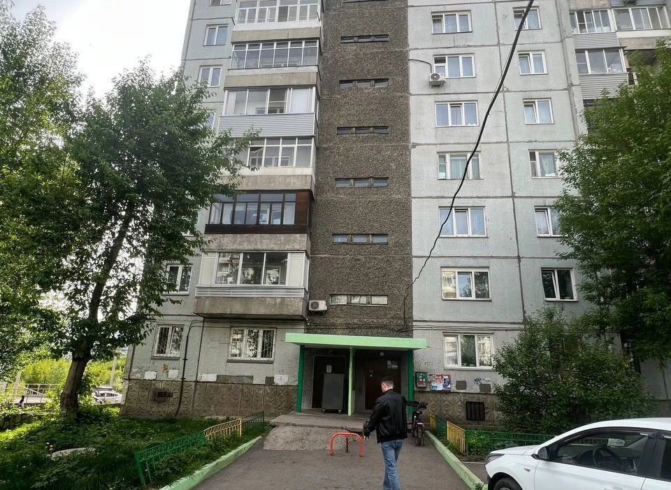 В Красноярске суд ждёт двух мужчин, выбросивших девушку из окна