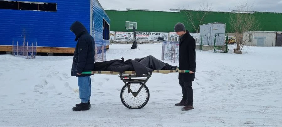 С подачи Союза журналистов в Красноярске организуют производство носилок на моноколесе