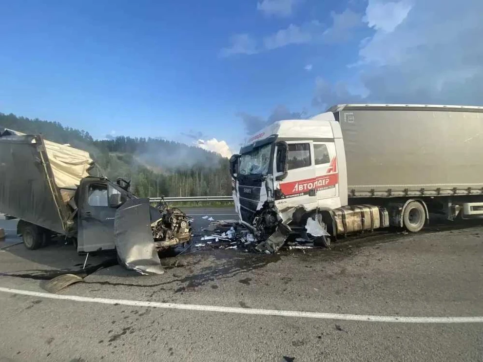 В Красноярском крае Toyota выехала на встречку и спровоцировала цепное ДТП