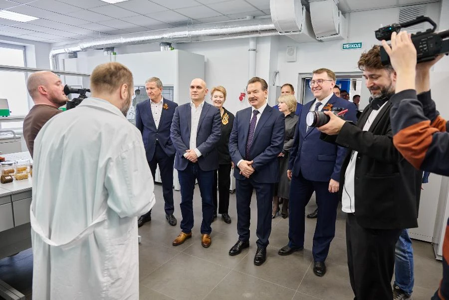 В Омске в университете при содействии участника нацпроекта «Новые материалы и химия» открыта лаборатория полимерных технологий 