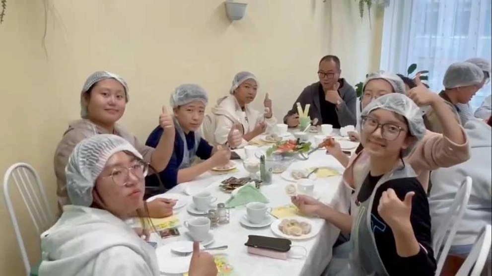 В Омске делегация из Китая училась лепить пельмени 