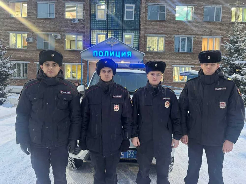 В Красноярском крае полицейские спасли семью из пожара
