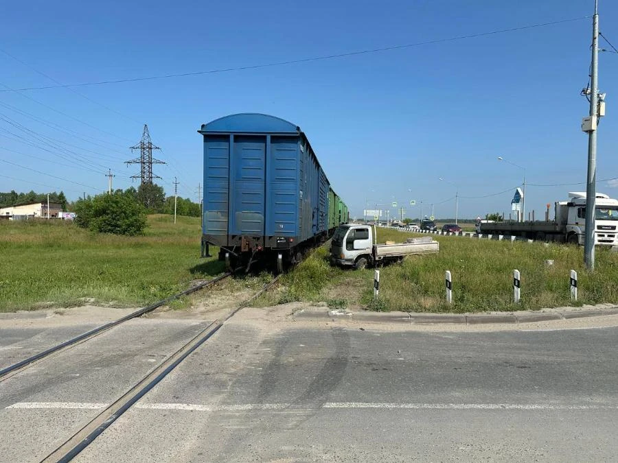 В Новосибирской области грузовик столкнулся с поездом