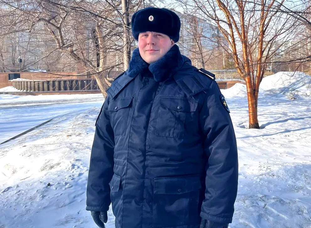 В Красноярске полицейский и прохожие оказали помощь женщине во время приступа 