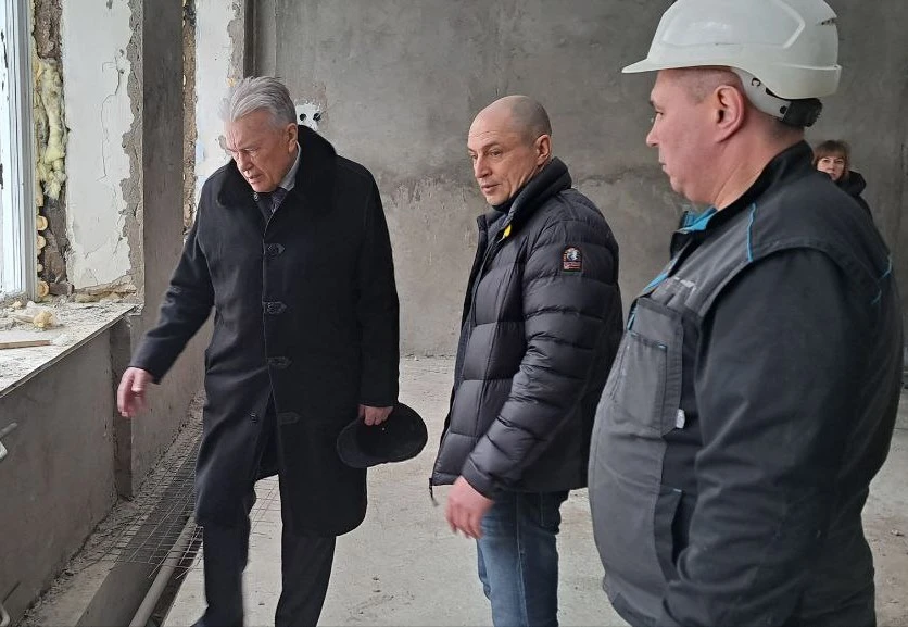 Партийцы проверили в Красноярске ход капитального ремонта в школе №82 и лицее №2 