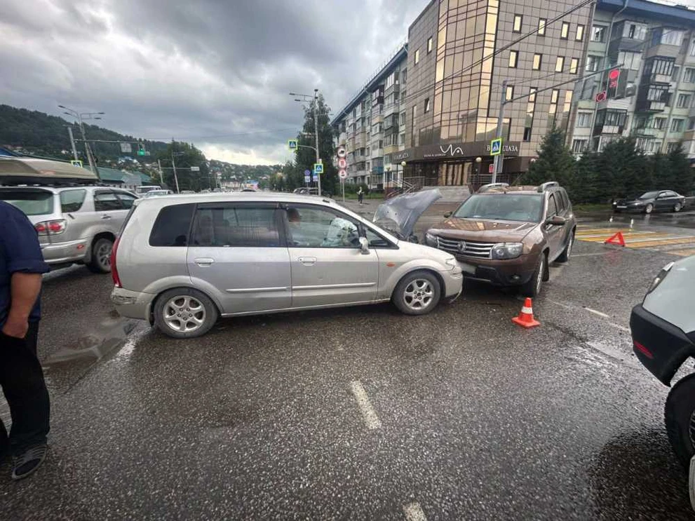 ДТП в Горно-Алтайске: столкновение Renault и Mazda, пассажирка пострадала