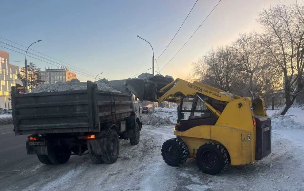 В Новосибирске продолжается масштабная уборка снега на улицах и тротуарах