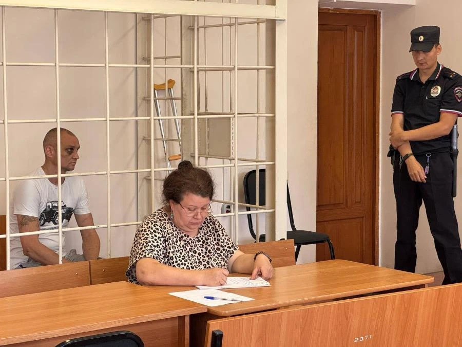 В Омске неадеквата, напавшего на микроавтобус с пассажирами, на время следствия отправили в СИЗО
