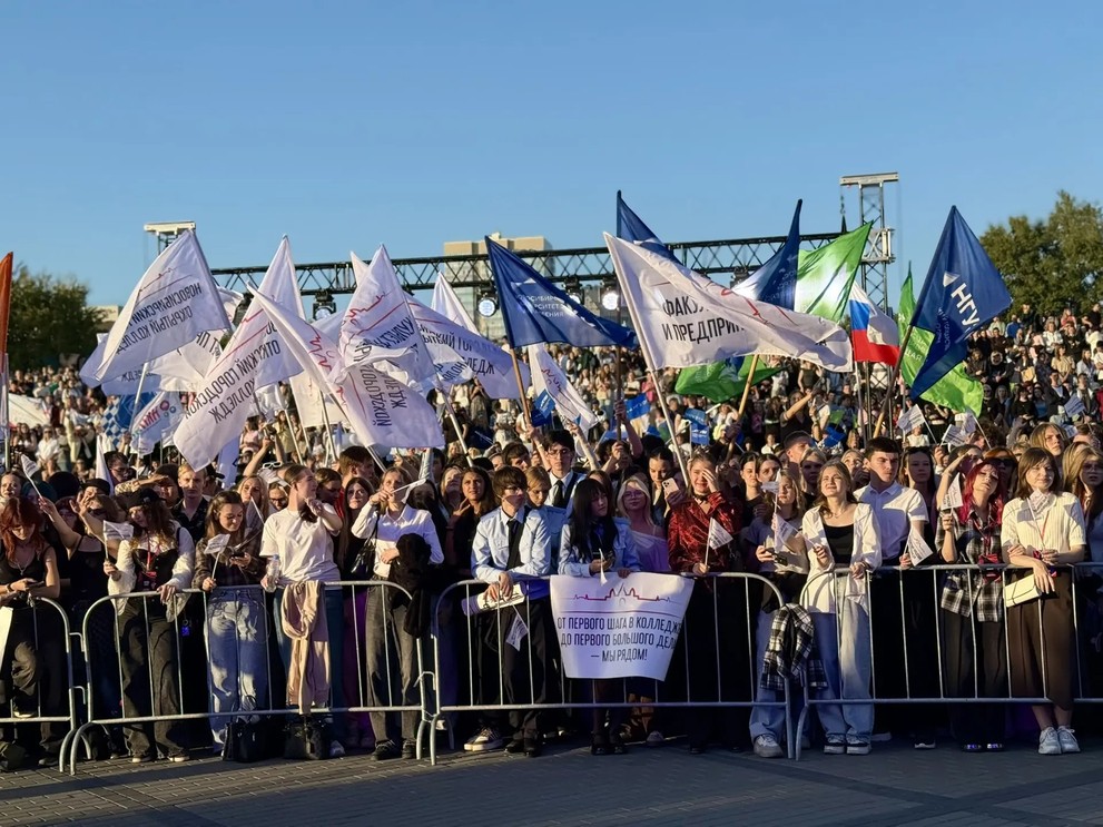 Более 10 тысяч студентов приняли участие в параде в Новосибирске