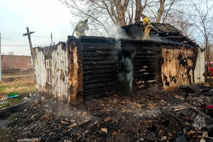 В Омской области в заброшенном доме сгорели трое мужчин