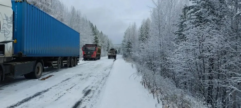 Из-за сильного снегопада перекрыли участок трассы в Иркутской области