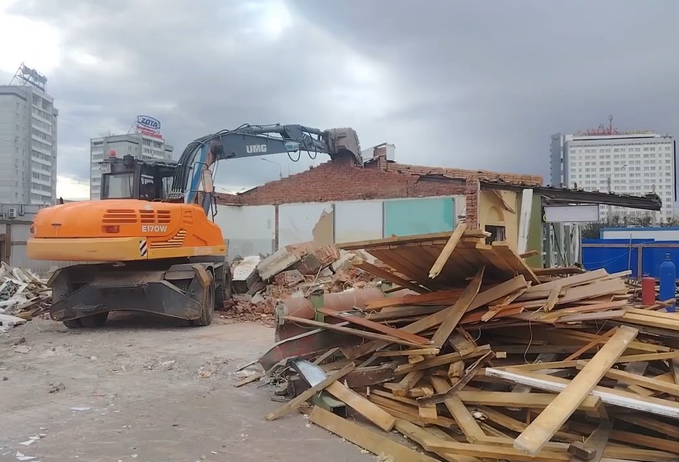 Вчера начали снос последнего строения рядом с Предмостной площадью в Красноярске