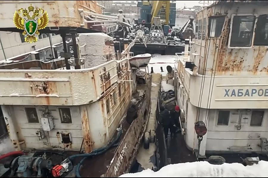 В Иркутске частично затонули два теплохода