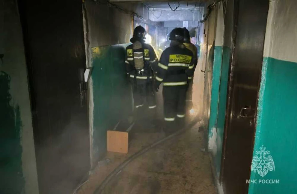 В Хакасии пожарные спасли четырех человек из задымленного общежития