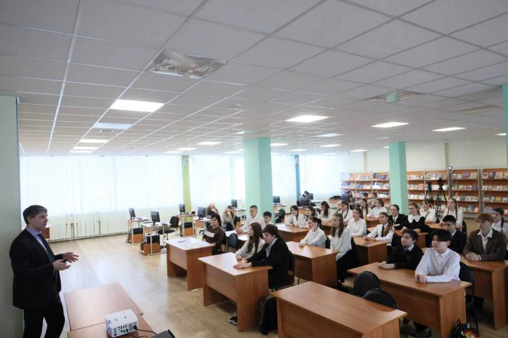 Школьникам Красноярска провели урок по кибербезопасности и возможностям искусственного интеллекта