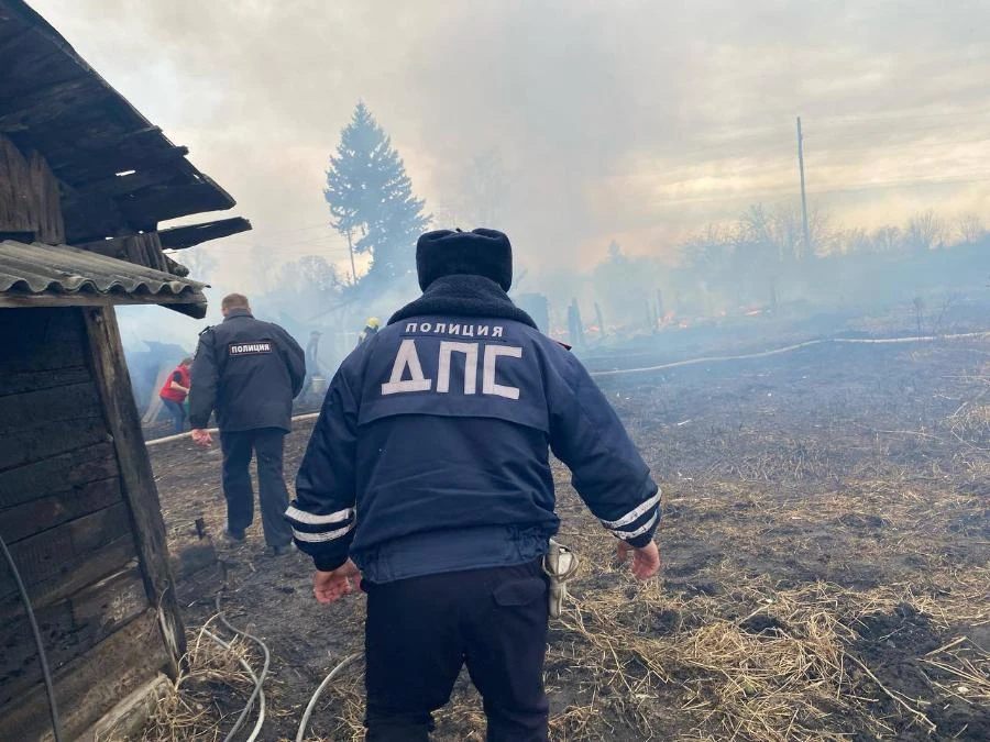 В Красноярском крае сотрудники полиции подняты по тревоге из-за штормовой погоды и пожаров