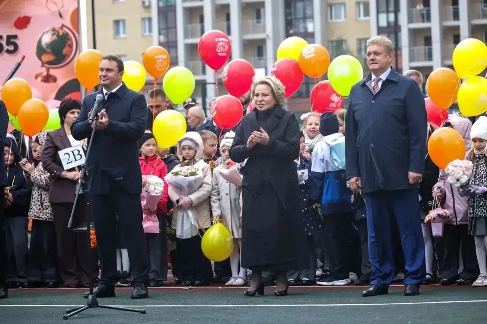 В Омске новую школу посетили 1 сентября губернатор и спикер Совета Федерации