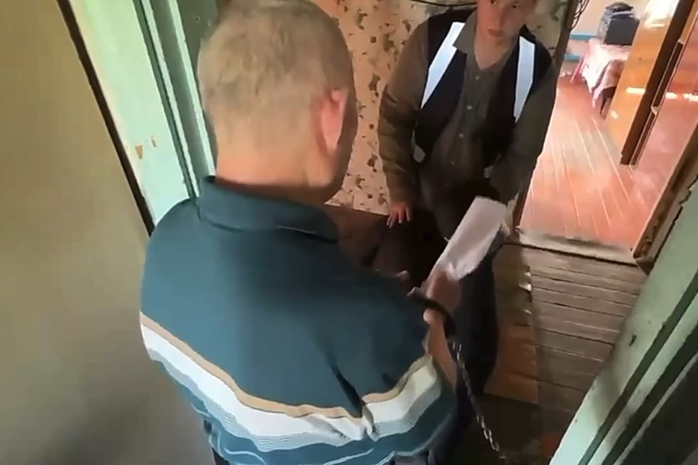 В Омской области 66-летнего мужчину обвиняют в убийстве племянника поленом