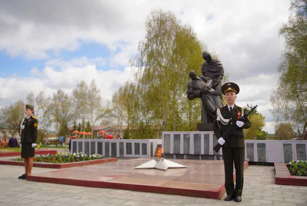 В Кузбассе зажгли Вечный огонь сразу у двух мемориалов