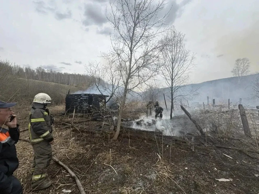 В Красноярском крае мужчина устроил пожар убирая свой садовый участок огнём   