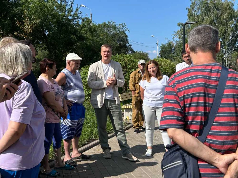 В рамках партийного проекта «Городская среда» Александр Новиков проверил ход работ по благоустройству скверов