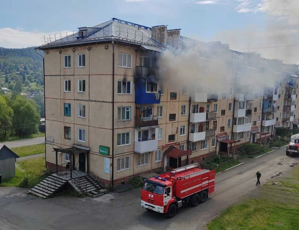 В Красноярском крае в многоэтажке Курагинского района произошел пожар