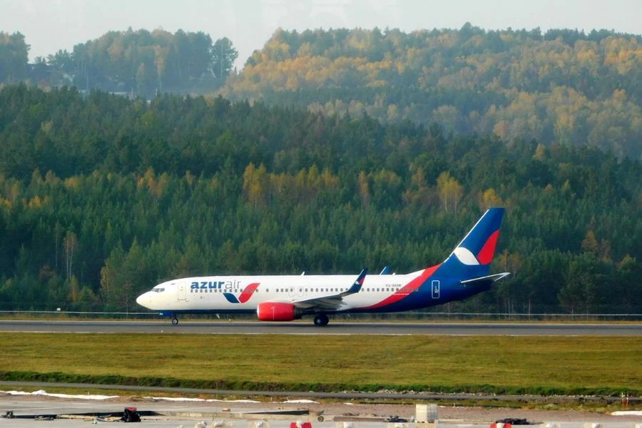 Крупнейший чартерный перевозчик России Azur Air с юридическим адресом в Красноярске продолжает летать, несмотря на проблемы